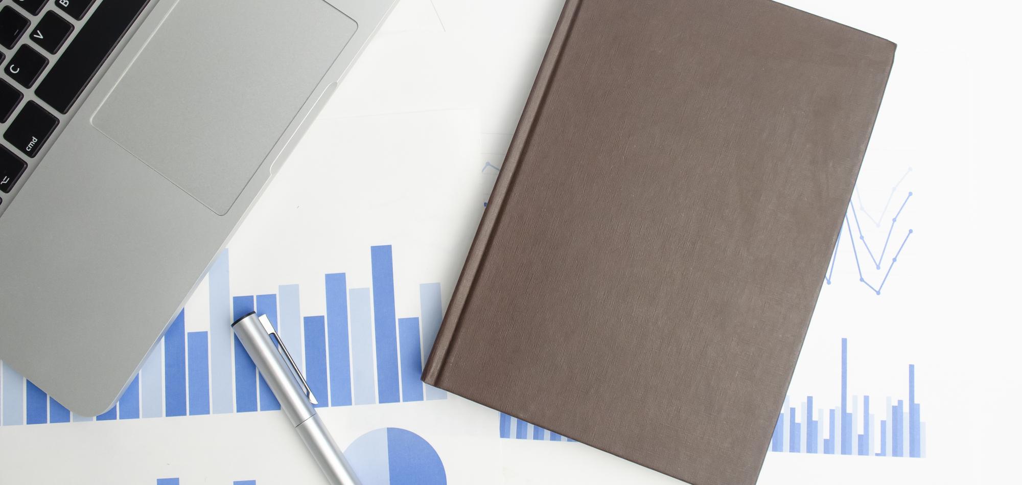 Notizen und Finanzcharts auf Tisch
